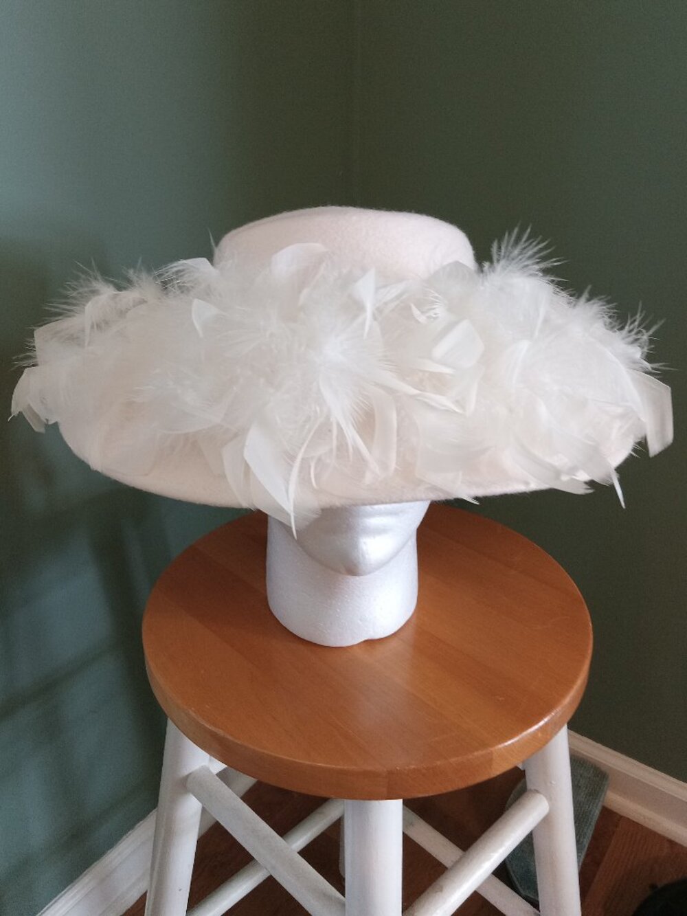 NWT Kentucky Derby Betmar Ivory Feathered 100% Wool Wide-Brimmed Hat